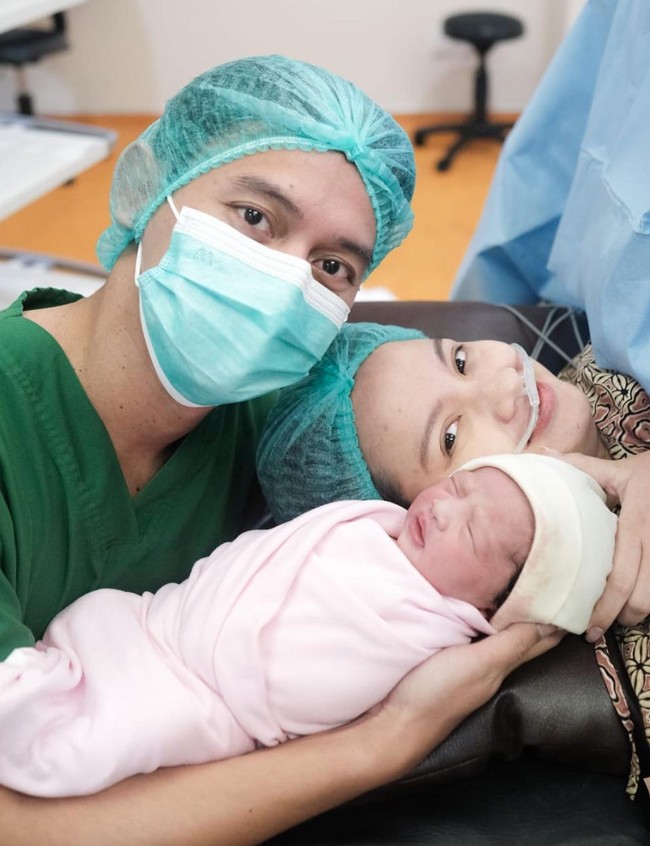 Setelah menjalani operasi caesar akhirnya lahirlah anak pertama Sabrina Anggraini dan Belva Devara yang berjenis kelamin perempuan. Unggahan Belva dan Sabrina pun langsung dibanjiri ucapan selamat. Foto: Instagram/@sabrinaanggraini