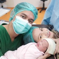 Setelah menjalani operasi caesar akhirnya lahirlah anak pertama Sabrina Anggraini dan Belva Devara yang berjenis kelamin perempuan. Unggahan Belva dan Sabrina pun langsung dibanjiri ucapan selamat. Foto: Instagram/@sabrinaanggraini