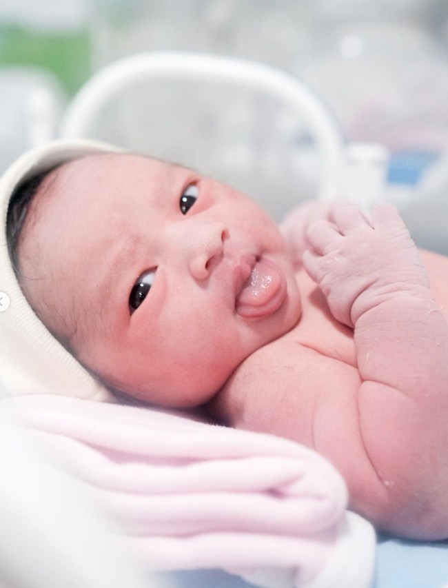 Paras menggemaskan sang bayi pun langsung mencuri atensi. Baru lahir saja baby Launa sudah bisa memamerkan ekspresi menjulurkan lidah. Foto: Instagram/@sabrinaanggraini