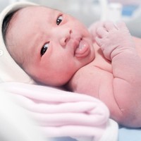 Paras menggemaskan sang bayi pun langsung mencuri atensi. Baru lahir saja baby Launa sudah bisa memamerkan ekspresi menjulurkan lidah. Foto: Instagram/@sabrinaanggraini