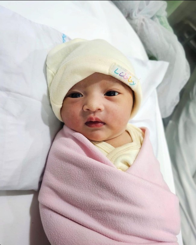 Cantik dan imut, kalau dilihat-lihat baby Launa lebih mirip Belva Devara atau Sabrina Anggraini ya? Foto: Instagram/@sabrinaanggraini