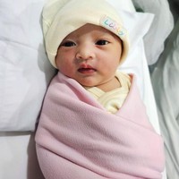 Cantik dan imut, kalau dilihat-lihat baby Launa lebih mirip Belva Devara atau Sabrina Anggraini ya? Foto: Instagram/@sabrinaanggraini