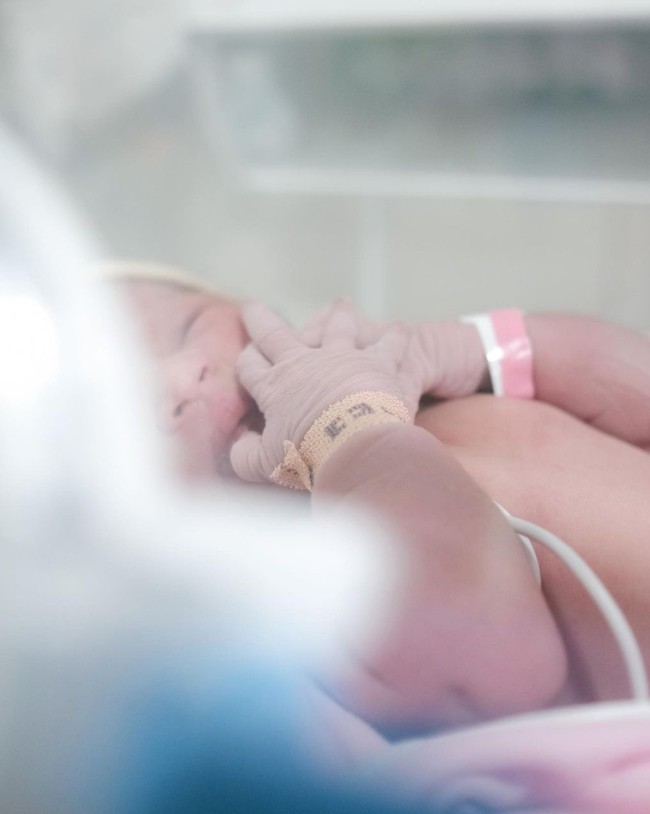 Bayi perempuan yang diberi nama Launa A.S. Devara itu lahir dengan berat 3,2 kg dan panjang 49 cm. Foto: Instagram/@sabrinaanggraini