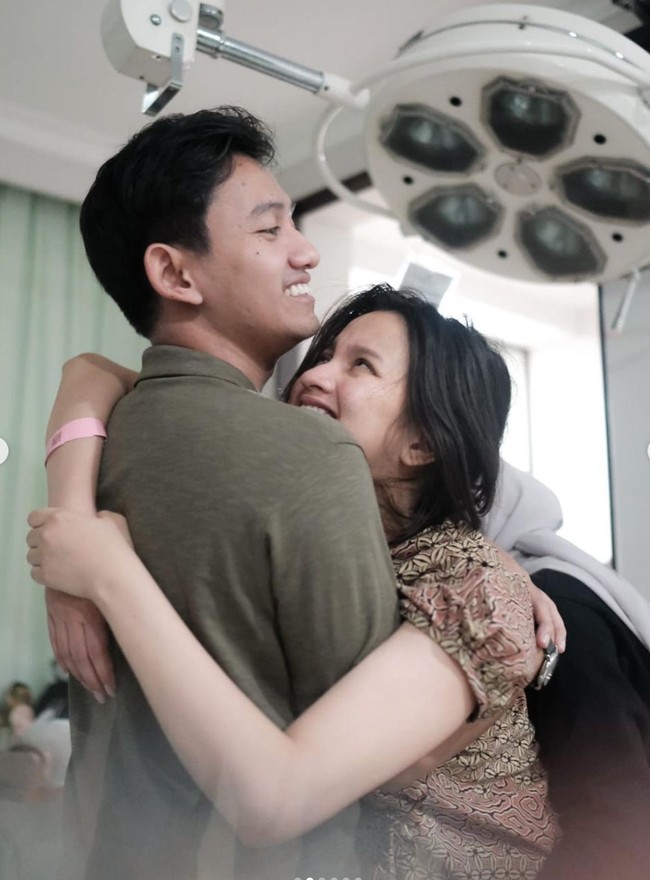 Tepat pada Rabu (6/3/24), Sabrina Anggraini istri Belva Devara baru saja melahirkan putri pertama mereka. Selama proses persalinan terlihat Belva Devara yang setia menemani sang istri. Foto: Instagram/@sabrinaanggraini