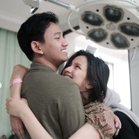 Tepat pada Rabu (6/3/24), Sabrina Anggraini istri Belva Devara baru saja melahirkan putri pertama mereka. Selama proses persalinan terlihat Belva Devara yang setia menemani sang istri. Foto: Instagram/@sabrinaanggraini