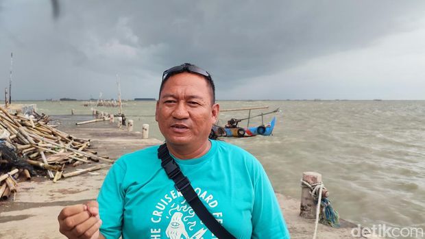 Salah satu nelayan, Darmadi (48) di tempat parkir kapal, Kampung Tambaklorok, Semarang, Rabu (13/3/2024).