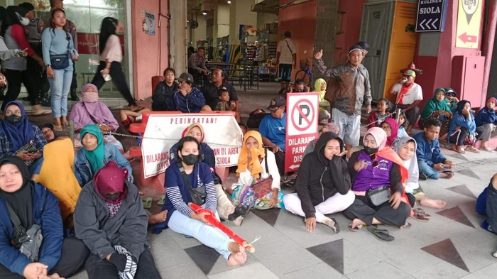 Sejumlah pedagang pasar Kutisari Selatan mendatangi Kantor Dinas Koperasi Kota Surabay minta surat edaran dicabut.