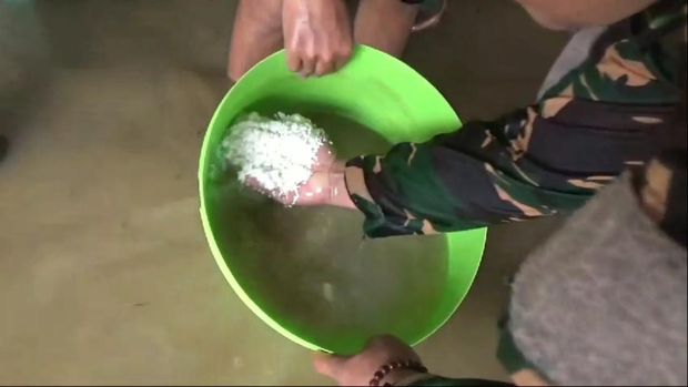 Sekeluarga di Bangkalan sempat kebanjiran 1,5 meter hingga beras cadangannya turut terendam.