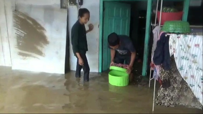 Sekeluarga di Bangkalan sempat kebanjiran 1,5 meter hingga beras cadangannya turut terendam.