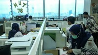 Pekerja beraktivitas di Gedung Balai Kota, Jakarta, Rabu (13/3/2024).