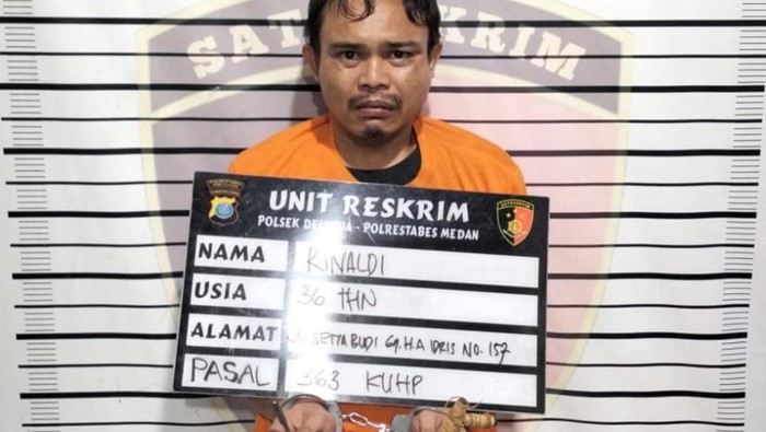 Seorang pencuri dihajar massa usai ketahuan satpam ingin mengambil sepeda motor di parkiran. (Dok Polsek Delitua)