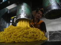 Sibuknya Produksi Mie Glosor untuk Penuhi Permintaan Selama Ramadan