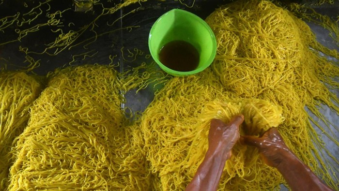Sejumlah pekerja memproduksi mie glosor di industri rumahan, Jalan Pancasan Baru, Kelurahan Pasir Jaya, Kota Bogor, Jawa Barat, Rabu (13/3/2024). Memasuki bulan Ramadhan 1445 Hijriyah produksi mie glosor sebagai makanan untuk berbuka puasa tersebut mengalami peningkatan dibanding hari biasanya, dari sebanyak 3 ton menjadi 20 ton per hari untuk memenuhi tingginya permintaan di wilayah Bogor, Cipanas dan Cianjur yang dijual dengan harga Rp6 ribu per kilogram. ANTARA FOTO/Arif Firmansyah/rwa.