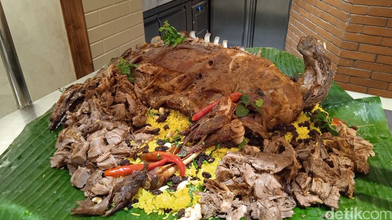 Buka puasa di 'Ramadan Souq' termasuk nasi kebuli kambing dan kari bebek