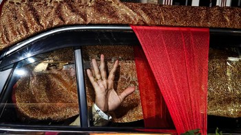 STREET PHOTOGRAPHY Callie Eh (Malaysia) berjudul The Hand, yang mengabadikan momen singkat dari prosesi pernikahan di Bhaktapur, Nepal. Pengantin pria tidak terlihat, hanya memperlihatkan tangan yang melambai melalui jendela mobil yang lewat. Foto: Sony World Photography