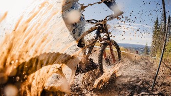 MOTION Samuel Andersen (Norwegia) berjudul Rider Getting Down and Dirty, sebuah gambar penuh aksi dari seorang pengendara sepeda gunung yang melewati bagian lapangan yang berlumpur di Kejuaraan Nasional Norwegia di Hafjell Bike Park, memercikkan air ke lensa kamera. Foto: Sony World Photography