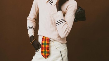 GAYA HIDUP Alvin Kamau (Kenya) untuk Twende Ziwani (Let’s go to the Lake), sebuah foto studio yang terinspirasi oleh fotografi fesyen, yang menggambarkan seorang model sedang berpose dan melihat ke luar bingkai. Foto: Sony World Photography