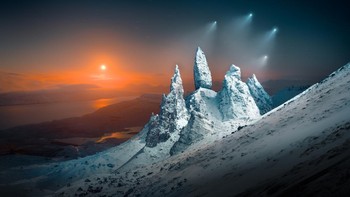 LANDSCAPE Liam Man (Inggris) berjudul Moonrise Sprite di atas Storr, mengabadikan momen paling awal terbitnya bulan dan beberapa lampu drone di atas bukit Old Man of Storr di Pulau Skye, Skotlandia. Diambil saat terjadi badai salju, gambar ini diabadikan secara hati-hati tepat sebelum cahaya bulan menjadi terlalu terang. Foto: Sony World Photography