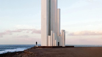 ARSITEKTUR Ana Skobe (Slovenia) dengan judul gambar Falling Out of Time, yang menggambarkan mercusuar di langit cerah saat senja, desain geometrisnya yang ramping kontras dengan lanskap pantai dan sosok yang menyendiri. Foto: Sony World Photography