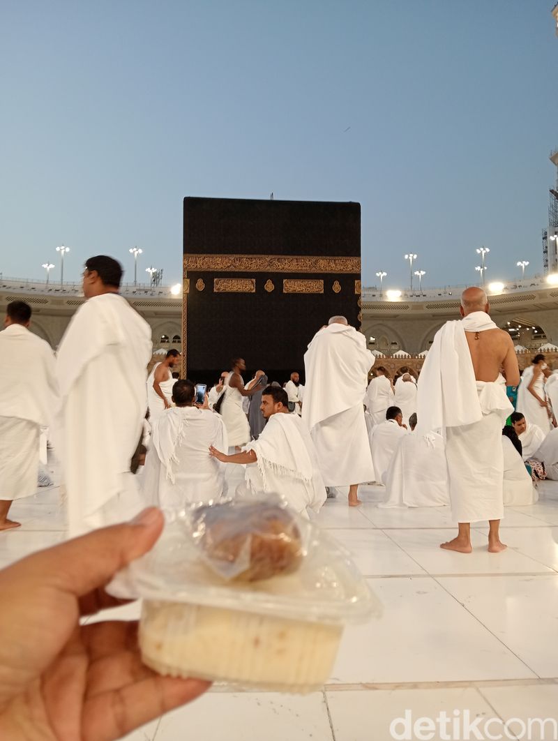 Buka puasa Ramadan di Baitullah, Maret 2024.