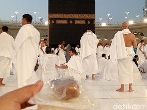Di Bawah Naungan Kabah Aku Berbuka, Kisah Buka Puasa di Depan Baitullah