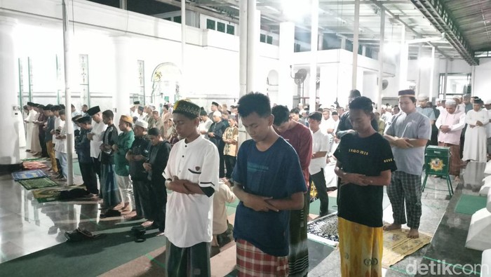 Suasana salat tarawih di Masjid Agung Palembang.