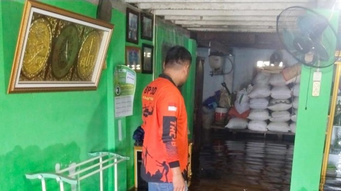 Sungai Komering meluap hingga rendam 9 rumah warga di OKI.