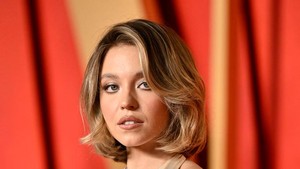 Sering ditolak casting, dibilang gak cukup cantik. Keluarganya sampai jual rumah buat dukung dia. Tapi sekarang, dia sukses banget lewat Euphoria, White Lotus, dan bahkan jadi produser film sendiri! Foto: AP
