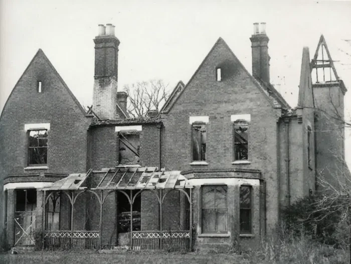 Tampilan depan Borley Rectory yang tidak terurus setelah kebakaran.