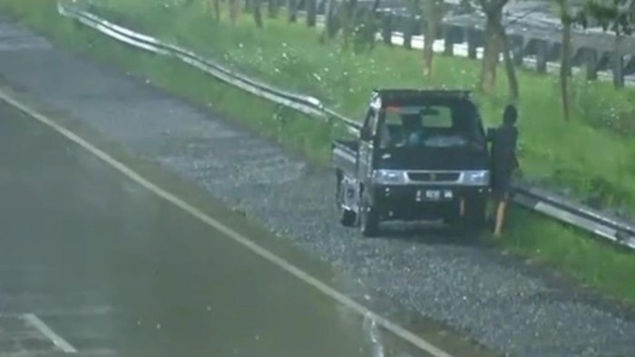Tangkapan CCTV pencurian guadrail Tol Soroja.