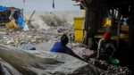 Teluk Labuan Dipenuhi Sampah yang Terbawa Gelombang Tinggi Selat Sunda