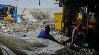 Gelombang tinggi yang terjadi di perairan Selat Sunda sejak sepekan terakhir itu membawa sampah rumah tangga menumpuk di pesisir teluk.
