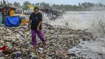 Teluk Labuan Dipenuhi Sampah yang Terbawa Gelombang Tinggi Selat Sunda