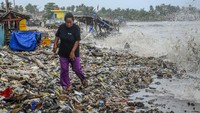 Warga menghindari gelombang tinggi di Teluk Labuan, Pandeglang, Banten, Rabu (13/3/2024).