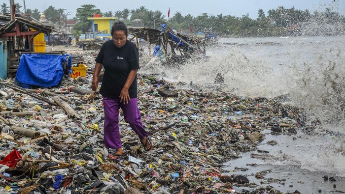 Warga menghindari gelombang tinggi di Teluk Labuan, Pandeglang, Banten, Rabu (13/3/2024). Gelombang tinggi yang terjadi di perairan Selat Sunda sejak sepekan terakhir mengakibatkan puluhan warung rusak dan sampah rumah tangga yang terbawa gelombang menumpuk di pesisir teluk. ANTARA FOTO/Muhammad Bagus Khoirunas/rwa.