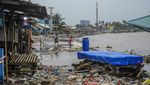 Teluk Labuan Dipenuhi Sampah yang Terbawa Gelombang Tinggi Selat Sunda