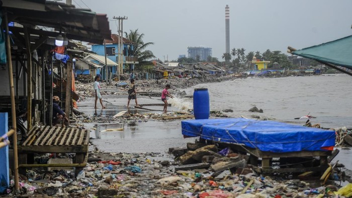 Warga menghindari gelombang tinggi di Teluk Labuan, Pandeglang, Banten, Rabu (13/3/2024). Gelombang tinggi yang terjadi di perairan Selat Sunda sejak sepekan terakhir mengakibatkan puluhan warung rusak dan sampah rumah tangga yang terbawa gelombang menumpuk di pesisir teluk. ANTARA FOTO/Muhammad Bagus Khoirunas/rwa.