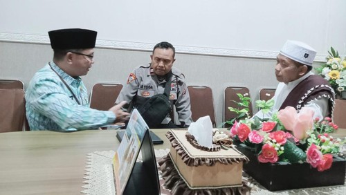 TGH Multazam (kanan) saat bertemu Asisten I Setda Kota Mataram Lalu Martawang (kiri), Rabu (13/3/2024) terkait penipuan yang mengatasnamakan Pj Gubernur NTB dan Walkot Mataram. (Istimewa)