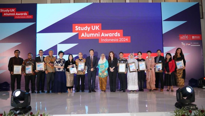 Tim British Council bersama para juri, finalis, dan pemenang dari Study UK Alumni Awards 2024.