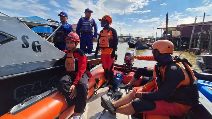 Tim SAR melakukan pencarian nelayan yang hilang di sungai Tanjung Sembilang Kukar.