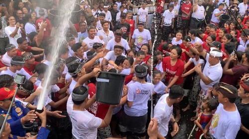 Tradisi omed-omedan di mana pemuda-pemudi saling pelukan dan tarik menarik di Banjar Kaja, Desa Adat Sesetan, Denpasar, Selasa (12/3/2024).