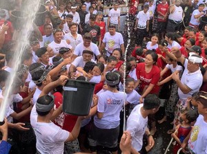 Pemkot Denpasar Akan Tambah Dana Omed-omedan Rp 75 Juta