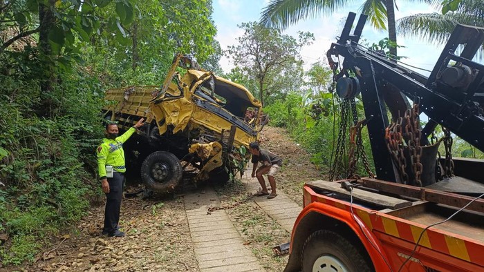 Truk masuk ke jurang di Trenggalek