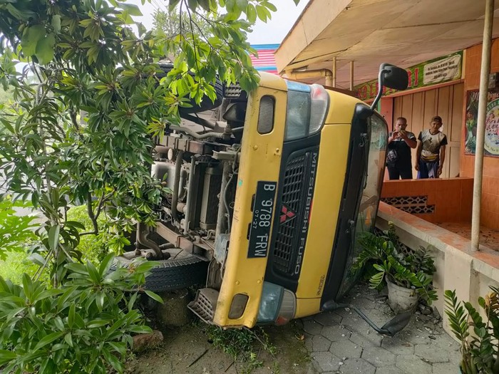 Truk terguling di Jalan Daendels, Kalurahan Jangkaran, Kapanewon Temon, Kulon Progo, DIY, Rabu (13/3/2024) siang.