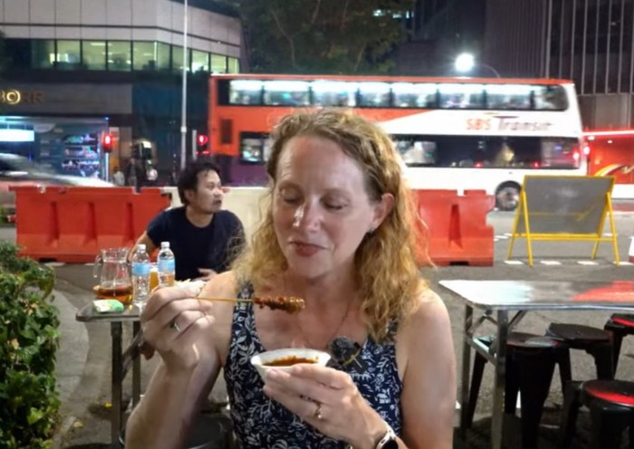 Turis Amerika Ini Liburan Lagi ke Singapura Demi Makan Sate dengan Benar