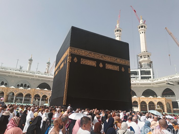 Jemaah umrah di bulan Ramadan melakukan tawaf, Maret 2024.