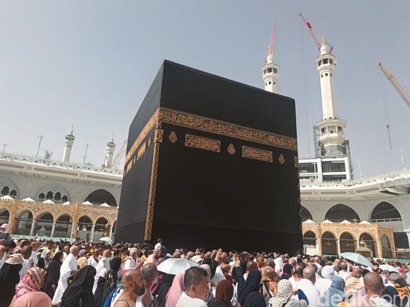 Jemaah umrah di bulan Ramadan melakukan tawaf, Maret 2024.