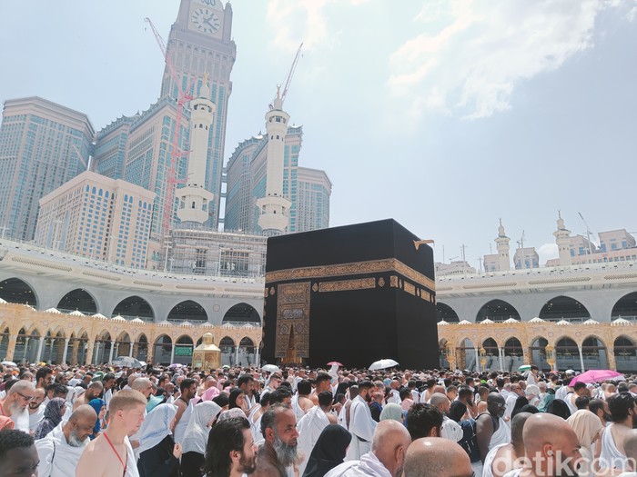 Jemaah umrah di bulan Ramadan melakukan tawaf, Maret 2024.