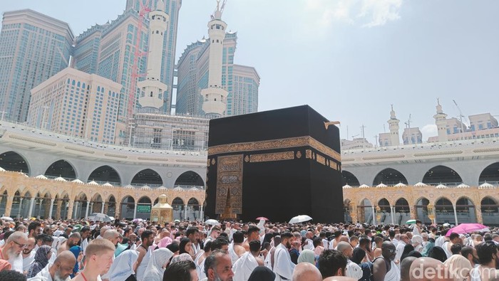 Jemaah umrah di bulan Ramadan melakukan tawaf, Maret 2024.