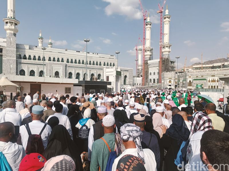 Jemaah umrah bulan Ramadan masuk ke Masjidil Haram, Maret 2024.
